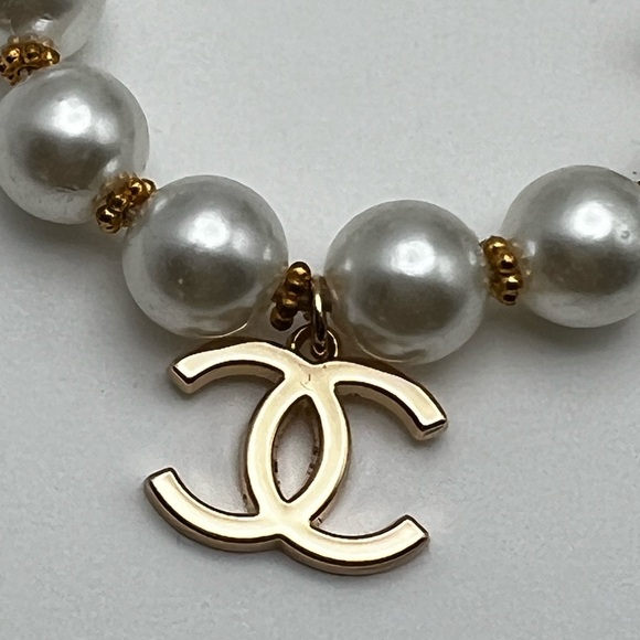 Chanel Beauty Gift White Pearl Bracelet Stretchable 2 Charms NWOT - Picture 9 of 11